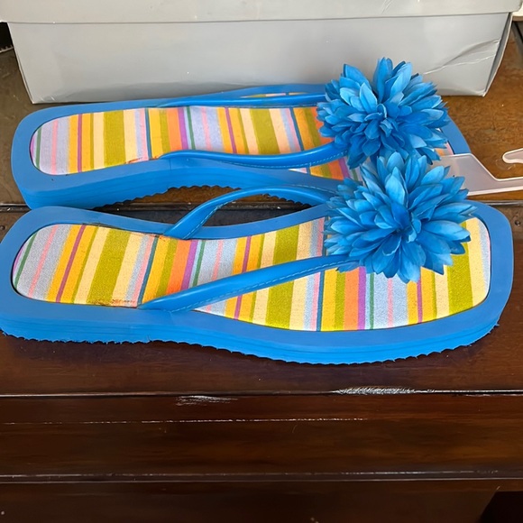 Dillard’s westbound blue flip flops with flower new size med7/8 - Picture 1 of 3